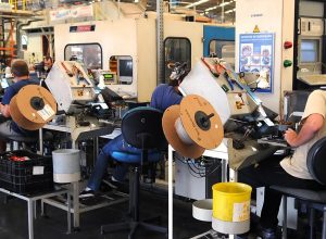 producao-industrial-reverte-queda-e-sobe-0,1%-em-outubro,-mostra-ibge