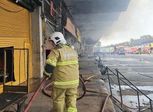 incendio-no-ceasa/rio-esta-controlado;-bombeiros-trabalham-no-rescaldo
