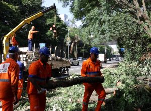 ha-dois-dias-sem-luz,-moradores-de-sao-paulo-se-adaptam-e-protestam