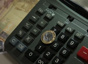sob-efeito-do-juro-alto,-economia-recua-0,3%-em-outubro