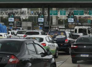 andarilho-invade-ponte-rio-niteroi-e-causa-confusao-no-transito