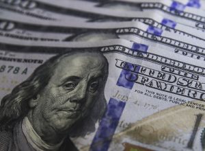 dolar-aproxima-se-de-r$-5,60-com-remessas-de-empresas-ao-exterior