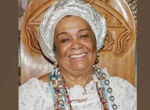mae-carmen-recebe-reverencias-como-“guerreira”-da-mudanca-e-acolhedora