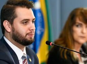 moraes-pede-que-filipe-martins-explique-uso-de-rede-social