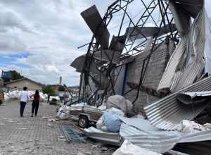 tornado-danificou-350-casas-em-sao-jose-dos-pinhais-(pr)