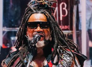 carnaval-de-salvador:-carlinhos-brown-inaugura-novo-trio-eletrico
