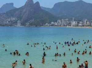 carnaval:-salva-vidas-resgatam-453-pessoas-no-litoral-fluminense