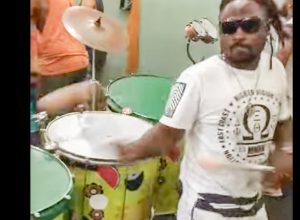 rei-do-surdos:-os-tambores-de-abara-ditam-o-ritmo-da-folia-timbaleira