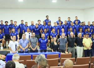 centro-oeste-neropolis-apresenta-elenco-e-uniformes-para-estreia-na-elite-estadual