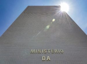 governo-preve-arrecadar-r$-4,4-bi-com-taxacao-de-fintechs,-bets-e-jcp