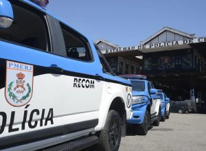 policial-militar-agride-estudantes-em-escola-estadual-no-rio