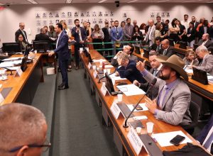 conselho-de-etica-suspende-tres-deputados-por-motim-na-camara