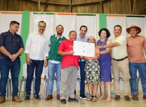 senador-canedo:-prefeitura-entrega-escrituras-no-jardim-das-oliveiras