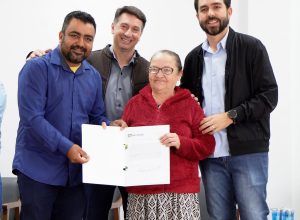 rio-verde:-wellington-carrijo-entrega-escrituras-para-48-familias