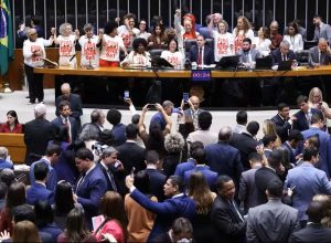 fim-da-escala-6×1:-17-deputados-goianos-votam-de-forma-unanime