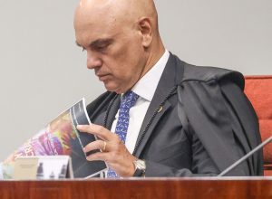 moraes-da-24-horas-para-bolsonaro-explicar-arma-apreendida-em-blitz