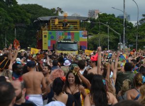 axe-music-mostra-seu-valor-artistico-e-politico-das-cancoes