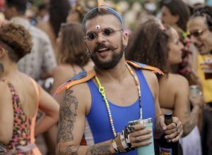 no-distrito-federal-folioes-chegam-cedo-para-a-concentracao-nos-blocos