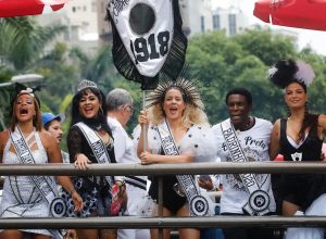 cordao-da-bola-preta-celebra-106-anos-reunindo-milhares-de-folioes