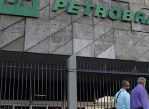 com-alivio-da-guerra,-petrobras-reduz-preco-do-querosene-de-aviacao