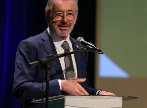 “brasil-nao-vai-abandonar-a-mesa”,-diz-ministro-sobre-taxacao-dos-eua