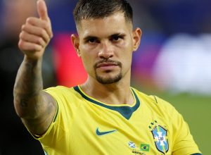 bruno-guimaraes-projeta-duelo-com-odegaard-e-alerta-sobre-bola-parada