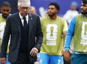 ancelotti-lamenta-eliminacao-e-ja-projeta-novo-ciclo:-“nao-e-o-fim”