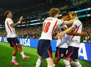 com-um-a-menos,-inglaterra-derruba-mexico-no-azteca-e-segue-na-copa
