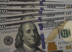 dolar-cai-a-r$-5,13,-e-bolsa-recua-em-dia-de-ajuste-no-mercado