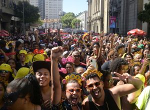 no-rio-o-carnaval-vai-ate-domingo,-cinco-blocos-desfilam-nesta-quarta