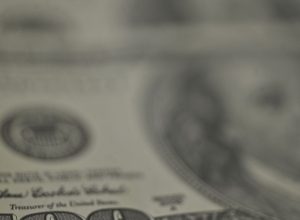 dolar-recua,-bolsa-cai-e-petroleo-dispara-com-tensao-no-oriente-medio