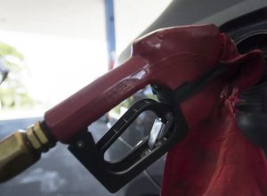 com-nova-alta-mundial-do-petroleo,-governo-mantem-desconto-na-gasolina
