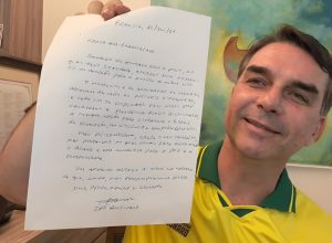 moraes-proibe-flavio-de-visitar-bolsonaro-e-exige-explicacao-sobre-carta