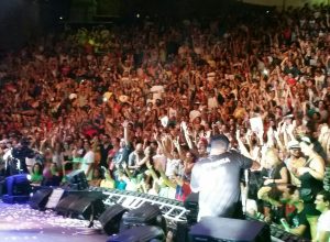 no-dia-do-rock,-cantores-celebram-arte-de-emocionar-multidoes-pela-voz