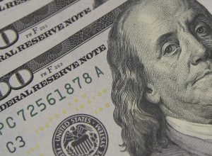 dolar-encosta-em-r$-5,10-com-tarifaco-e-tensao-global
