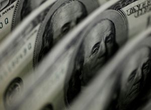 dolar-sobe-para-r$-5,11,-e-bolsa-fica-estavel,-apesar-de-tensao-global