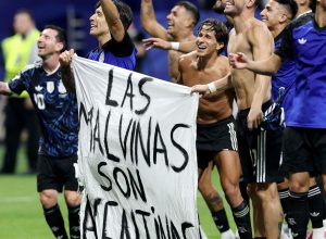 ato-de-jogadores-argentinos-reacende-debate-sobre-dominio-das-malvinas