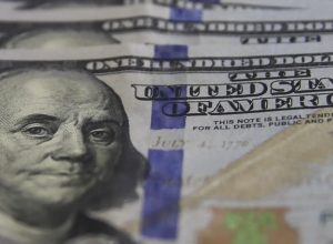 dolar-cai-ao-menor-valor-desde-junho-com-alta-do-petroleo
