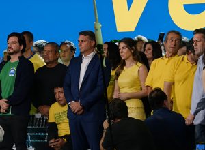 sem-michelle-e-com-milei,-flavio-bolsonaro-lanca-candidatura-a-presidente*