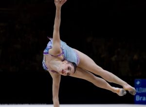 babi-e-maria-eduarda-brilham-em-1o-dia-do-mundial-de-ginastica-ritmica