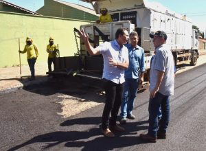 vilela-acompanha-obras-de-recapeamento-e-pavimentacao-em-bairros-de-aparecida