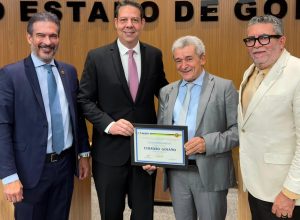 dr.-ezizio-barbosa-recebe-titulo-de-cidadao-goiano-em-sessao-solene-na-alego