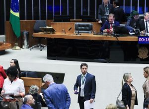 camara-aprova-atendimento-prioritario-para-maes-e-pais-atipicos-no-sus