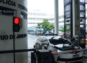 homem-e-preso-no-rio-por-contrabandear-equipamentos-belicos