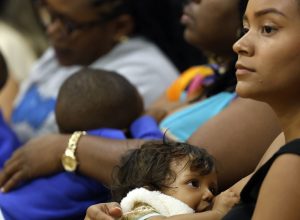 maes-vacinadas-contra-covid-protegem-bebes-com-aleitamento-exclusivo