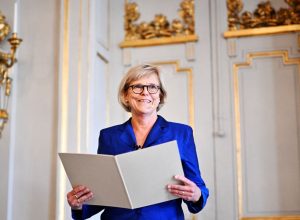 canadense-anne-carson-vence-nobel-de-literatura