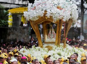 cirio-de-nazare:-milhares-de-devotos-visitam-imagem-de-nossa-senhora
