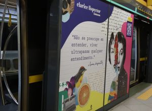 exposicao-em-sao-paulo-leva-clarice-lispector-para-escadarias-do-metro