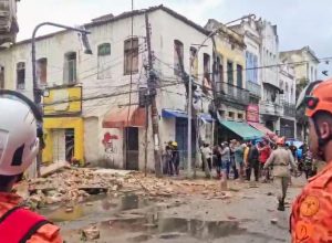 defesa-civil-do-rj-avalia-se-casarao-que-desabou-precisa-ser-demolido
