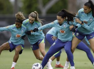 selecao-feminina-treina-nos-eua-para-reencontro-com-donas-da-casa